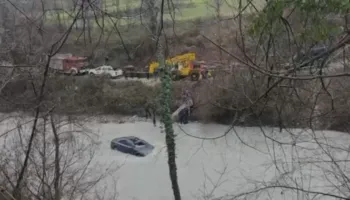 Klos/ Makina përfundon në përrua asnjë kontakt me drejtuesin vijojnë kërkimet