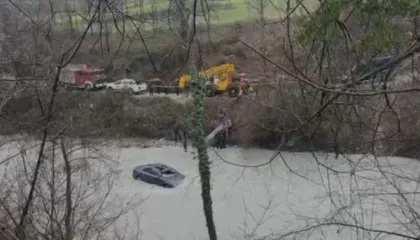 Klos/ Makina përfundon në përrua asnjë kontakt me drejtuesin vijojnë kërkimet
