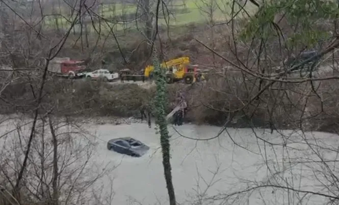Klos/ Makina përfundon në përrua asnjë kontakt me drejtuesin vijojnë kërkimet
