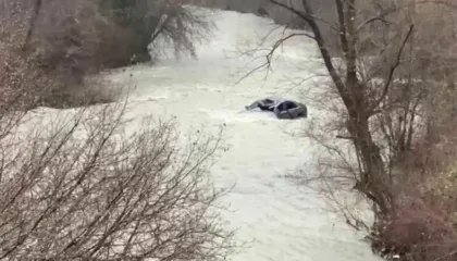 Klos, policia zbardh ngjarjen/ Makina ra në përrua, arrestohet shoferi pasi nuk i dha ndihmë pasagjerit. Detajet e reja