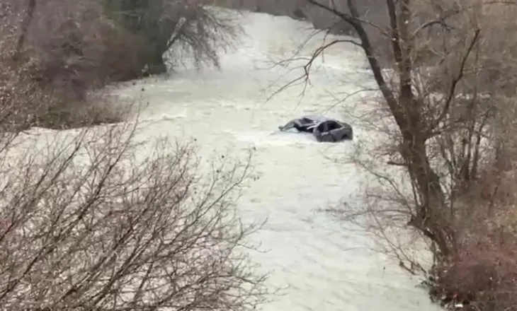 Klos, policia zbardh ngjarjen/ Makina ra në përrua, arrestohet shoferi pasi nuk i dha ndihmë pasagjerit. Detajet e reja
