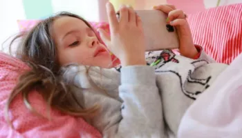 Koha e tepërt para ekranit – çfarë ndodh me trurin e fëmijës suaj?!