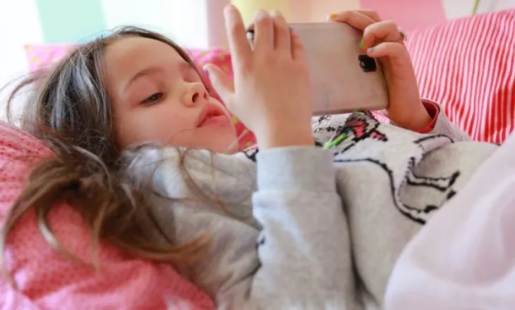 Koha e tepërt para ekranit – çfarë ndodh me trurin e fëmijës suaj?!