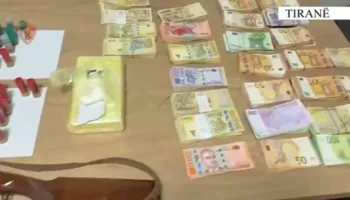 Kokainë për disa grupe në Tiranë, goditet grupi i Alban Kopaçit: 3 të arrestuar, 120 mijë euro, armë dhe drogë