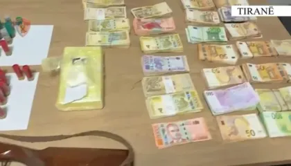 Kokainë për disa grupe në Tiranë, goditet grupi i Alban Kopaçit: 3 të arrestuar, 120 mijë euro, armë dhe drogë