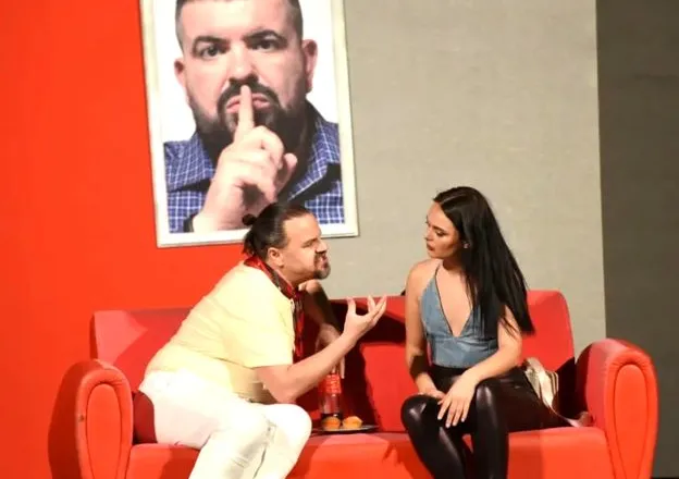 Komedia “Gruaja e burrit tim” në teatrin “Skampa”, situata komike dhe interpretim dinamik nën regjinë e Kiço Londo