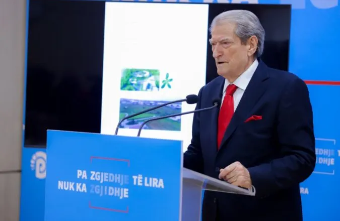 “Kompani që përlajnë me tendera të mëdhenj nga AKSHI”/ Berisha nxjerr skandalin radhës: Miliona euro borxh nga…