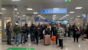 Kompania ajrore la në Brindizi 400 pasagjerët e nisur për në Tiranë, mediat italiane: Kaos në aeroport, qytetarët e revoltuar dolën në pistë, disa prej tyre…