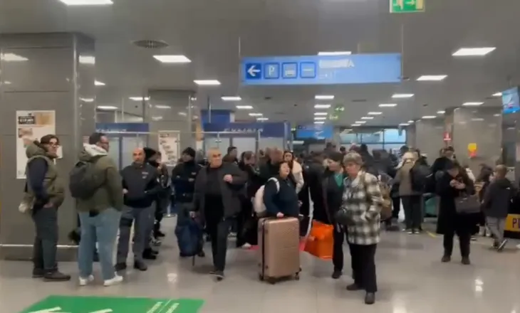 Kompania ajrore la në Brindizi 400 pasagjerët e nisur për në Tiranë, mediat italiane: Kaos në aeroport, qytetarët e revoltuar dolën në pistë, disa prej tyre…