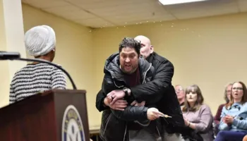 Kongresmenia demokrate sulmohet gjatë fjalimit në Minneapolis! Arrestohet autori (VIDEO)