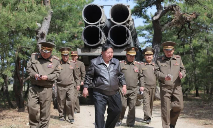 Koreja e Veriut lëshon dy raketa balistike në Detin e Japonisë, raporton Tokio