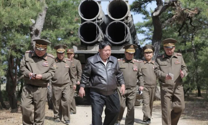 Koreja e Veriut lëshon dy raketa balistike në Detin e Japonisë