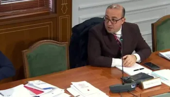 Korreshi ironi te “Ligjet”: Lushnja 4 orë pa drita, më mori plaka në telefon se kishte ftohtë, ngrohej me një bidon me ujë! Doni të hyni në BE me çizme me baltë