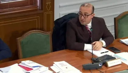 Korreshi ironi te “Ligjet”: Lushnja 4 orë pa drita, më mori plaka në telefon se kishte ftohtë, ngrohej me një bidon me ujë! Doni të hyni në BE me çizme me baltë