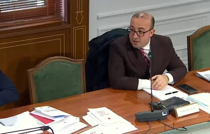 Korreshi ironi te “Ligjet”: Lushnja 4 orë pa drita, më mori plaka në telefon se kishte ftohtë, ngrohej me një bidon me ujë! Doni të hyni në BE me çizme me baltë