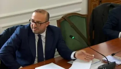 Korreshi ironizon socialistët: Nuk shkohet në Europë me çizme të baltosura dhe brekë të grisura