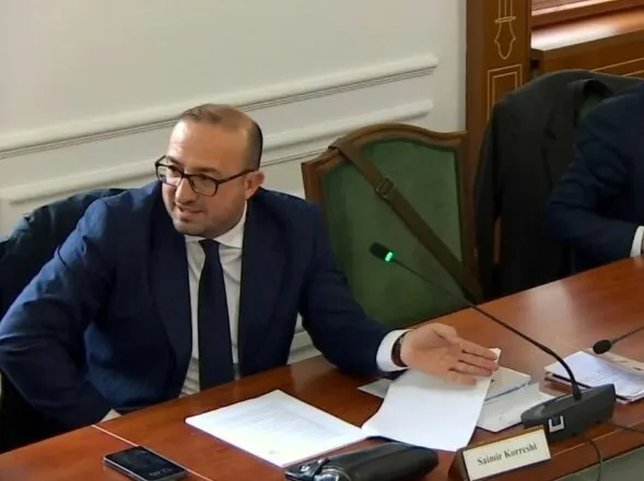 Korreshi ironizon socialistët: Nuk shkohet në Europë me çizme të baltosura dhe brekë të grisura