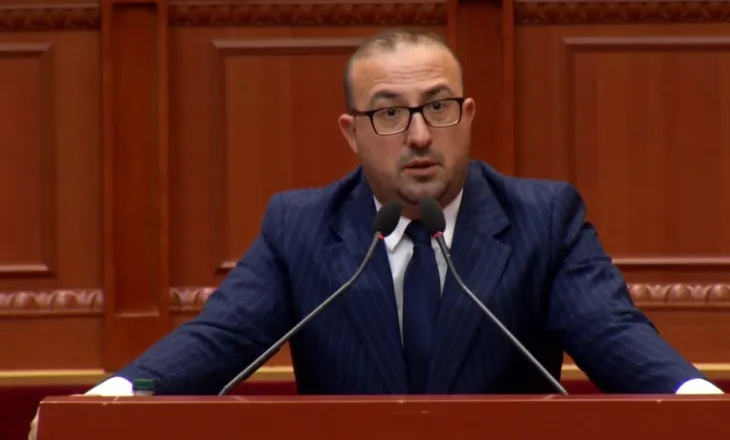 Korreshi ngre tonet në Kuvend: E keni në terezi, hani petulla me mjaltë.. Po na çani dërrasat, sistemin e drejtësisë e keni të kalbur