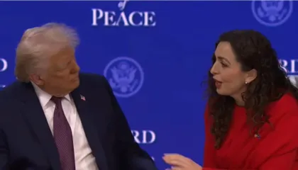 Kosova merr pjesë në Bordin e Paqes, Vjosa Osmani firmos krah Presidentit Trump