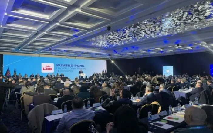 Kosovë, Lumir Abdixhiku dorëzon dorëheqjen para Kuvendit të LDK-së