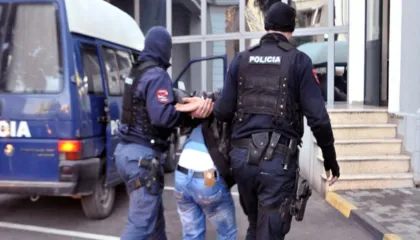 Kreu 11 grabitje, 7 prej tyre duke përdorur pistoletë lodër, pranga 30-vjeçarit në Tiranë