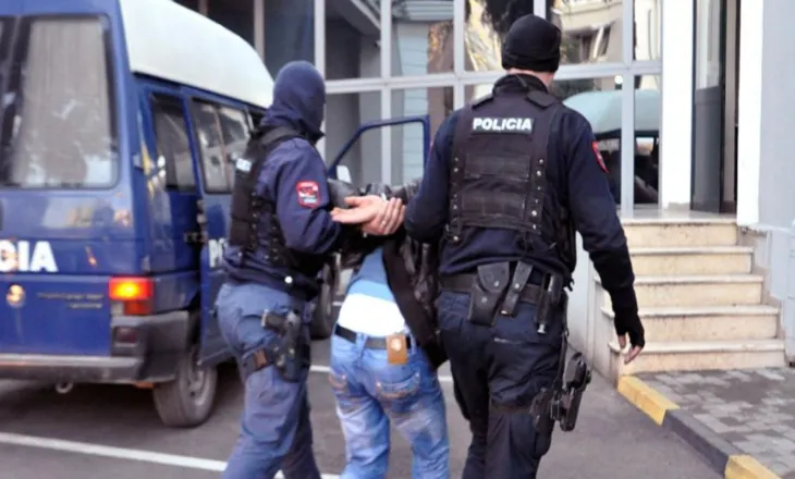 Kreu 11 grabitje, 7 prej tyre duke përdorur pistoletë lodër, pranga 30-vjeçarit në Tiranë