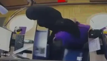 Kreu 3 vjedhje duke kërcënuar me thikë shitëset e dyqaneve, arrestohet 30-vjeçari në Tiranë