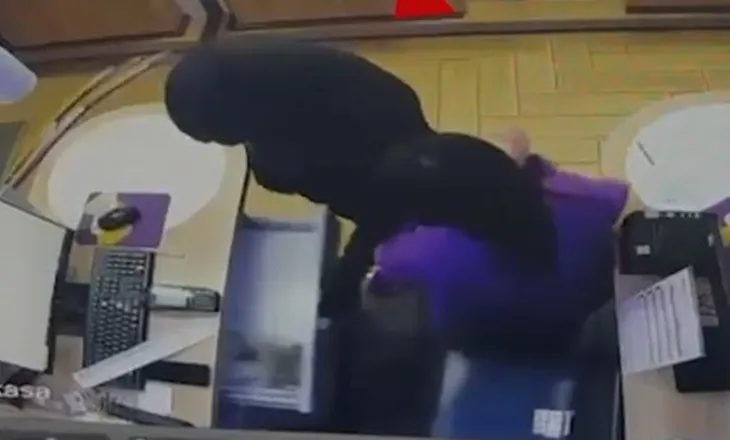 Kreu 3 vjedhje duke kërcënuar me thikë shitëset e dyqaneve, arrestohet 30-vjeçari në Tiranë