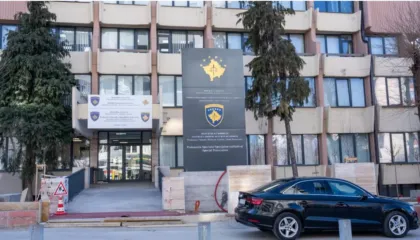 Krimet e luftës në Kosovë/ Prokuroria Speciale merr nën akuzë ish-gardianen: Keqtrajtoi të burgosurit dhe…