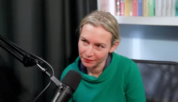 Kriza e politikës shqiptare/ Lea Ypi zbërthen paradokset e tranzicionit shqiptar nga trashëgimia komuniste te kurthi neoliberal