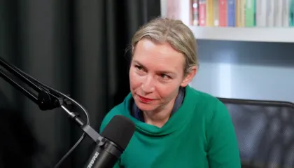 Kriza e politikës shqiptare/ Lea Ypi zbërthen paradokset e tranzicionit shqiptar nga trashëgimia komuniste te kurthi neoliberal