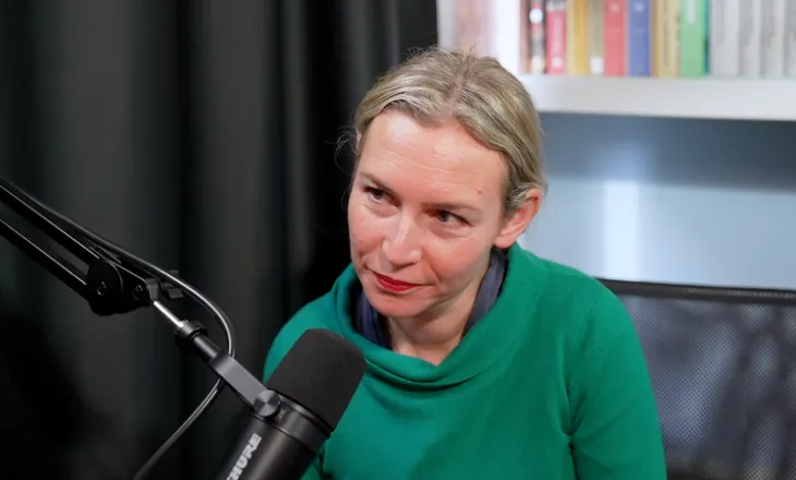 Kriza e politikës shqiptare/ Lea Ypi zbërthen paradokset e tranzicionit shqiptar nga trashëgimia komuniste te kurthi neoliberal