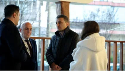 Kryebashkiaku Gledian Llatja inspekton punimet e rikonstruksionit të Xhamisë Mbret