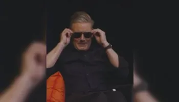 Kryeministri i futet komedisë, Starmer përqesh Macron dhe del në skenë me syze