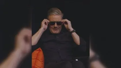 Kryeministri i futet komedisë, Starmer përqesh Macron dhe del në skenë me syze