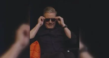 Kryeministri i futet komedisë, Starmer përqesh Macron dhe del në skenë me syze