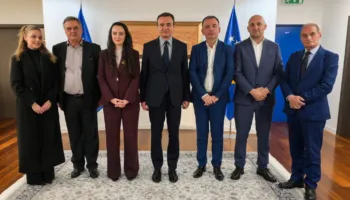 Kryeministri Kurti priti shkrimtarët shqiptarë nga Mali i Zi, pjesëmarrës në Festivalin Poetik të Prishtinës