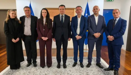 Kryeministri Kurti priti shkrimtarët shqiptarë nga Mali i Zi, pjesëmarrës në Festivalin Poetik të Prishtinës