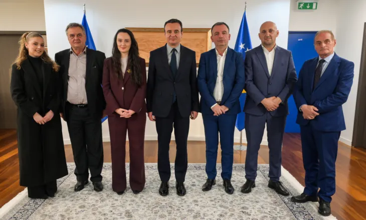 Kryeministri Kurti priti shkrimtarët shqiptarë nga Mali i Zi, pjesëmarrës në Festivalin Poetik të Prishtinës