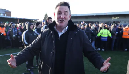 Kryetari i Macclesfield: “Vrapova!” – U bashkua me pushtimin e fushës pas fitores historike