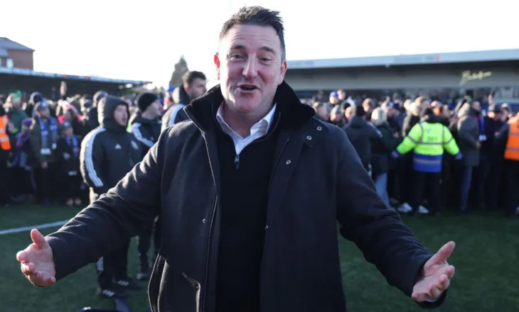 Kryetari i Macclesfield: “Vrapova!” – U bashkua me pushtimin e fushës pas fitores historike