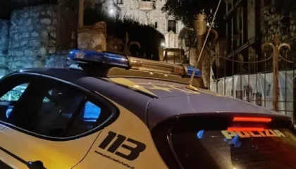 Kthyen parkingun në ‘dyqan’ kokaine, arrestohen 2 shqiptarët, u sekuestrohen drogë, euro dhe…