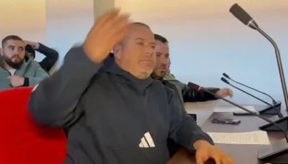 “Ku i keni dëmshpërblimet”, fermerët e Maliqit ‘zaptojnë’ sallën e Këshillit Bashkiak: Na nxirrni me polici…