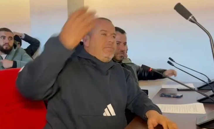 “Ku i keni dëmshpërblimet”, fermerët e Maliqit ‘zaptojnë’ sallën e Këshillit Bashkiak: Na nxirrni me polici…