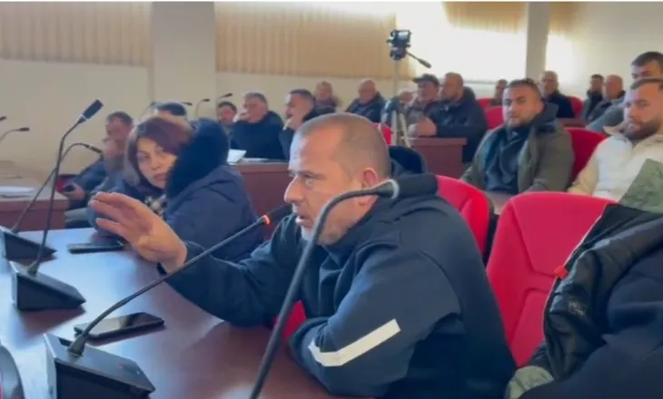 “Ku janë dëmshpërblimet?”/ Debat dhe tensione në mbledhjen e Këshillit Bashkiak në Maliq për përmbytjet, fermerët: Duam përgjigje konkrete