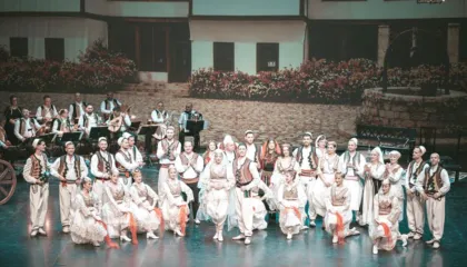 “Ku ka si Tirona” me artistët e Ansamblit Popullor në skenë