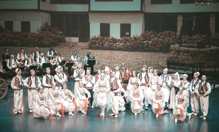 “Ku ka si Tirona” me artistët e Ansamblit Popullor në skenë