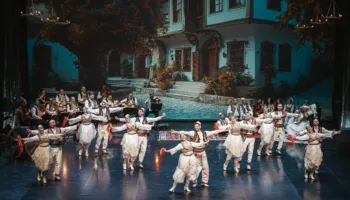 “Ku ka si Tirona”, shfaqja e Ansamblit sjell tingujt, folklorin dhe traditat e kryeqytetit