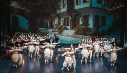 “Ku ka si Tirona”, shfaqja e Ansamblit sjell tingujt, folklorin dhe traditat e kryeqytetit