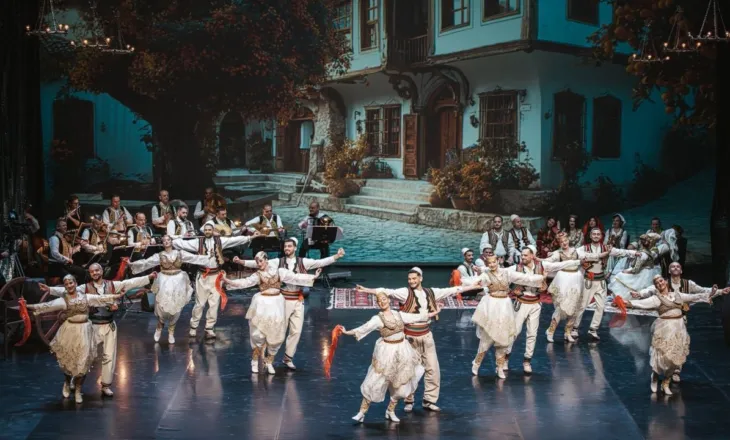 “Ku ka si Tirona”, shfaqja e Ansamblit sjell tingujt, folklorin dhe traditat e kryeqytetit